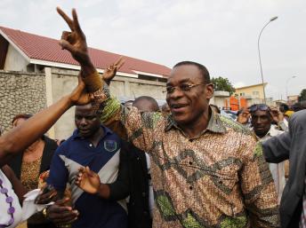 L'ex-patron du Front populaire ivoirien (FPI), Pascal Affi Nguessan (c) après sa libération, à Abidjan, le 6 août 2013. REUTERS/Luc Gnago