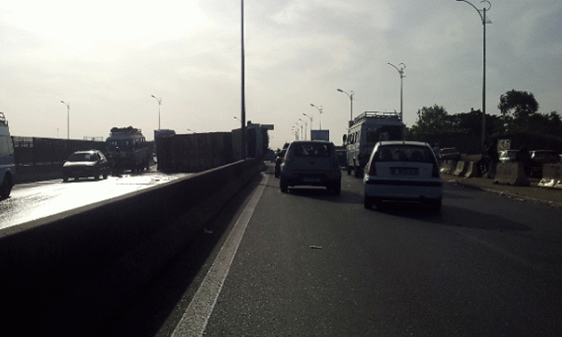 Photos Accident: Un camion de ramassage des ordures se renverse gravement sur l'autoroute