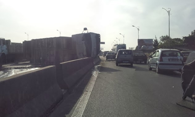 Photos Accident: Un camion de ramassage des ordures se renverse gravement sur l'autoroute