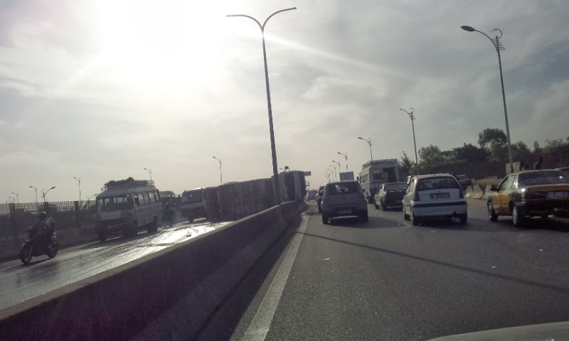 Photos Accident: Un camion de ramassage des ordures se renverse gravement sur l'autoroute