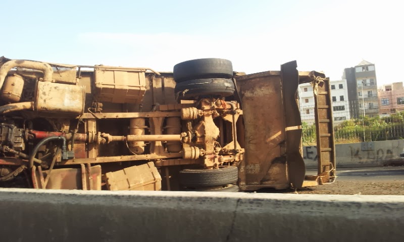 Photos Accident: Un camion de ramassage des ordures se renverse gravement sur l'autoroute