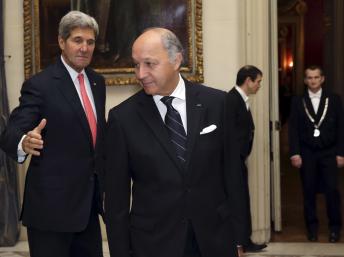 Le secrétaire d'Etat américain John Kerry et le ministre français des Affaires étrangères Laurent Fabius à Paris, le 22 octobre 2013. REUTERS/Philippe Wojazer