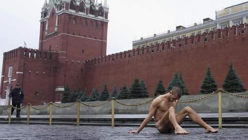 Un Russe cloue ses organes génitaux sur la Place Rouge