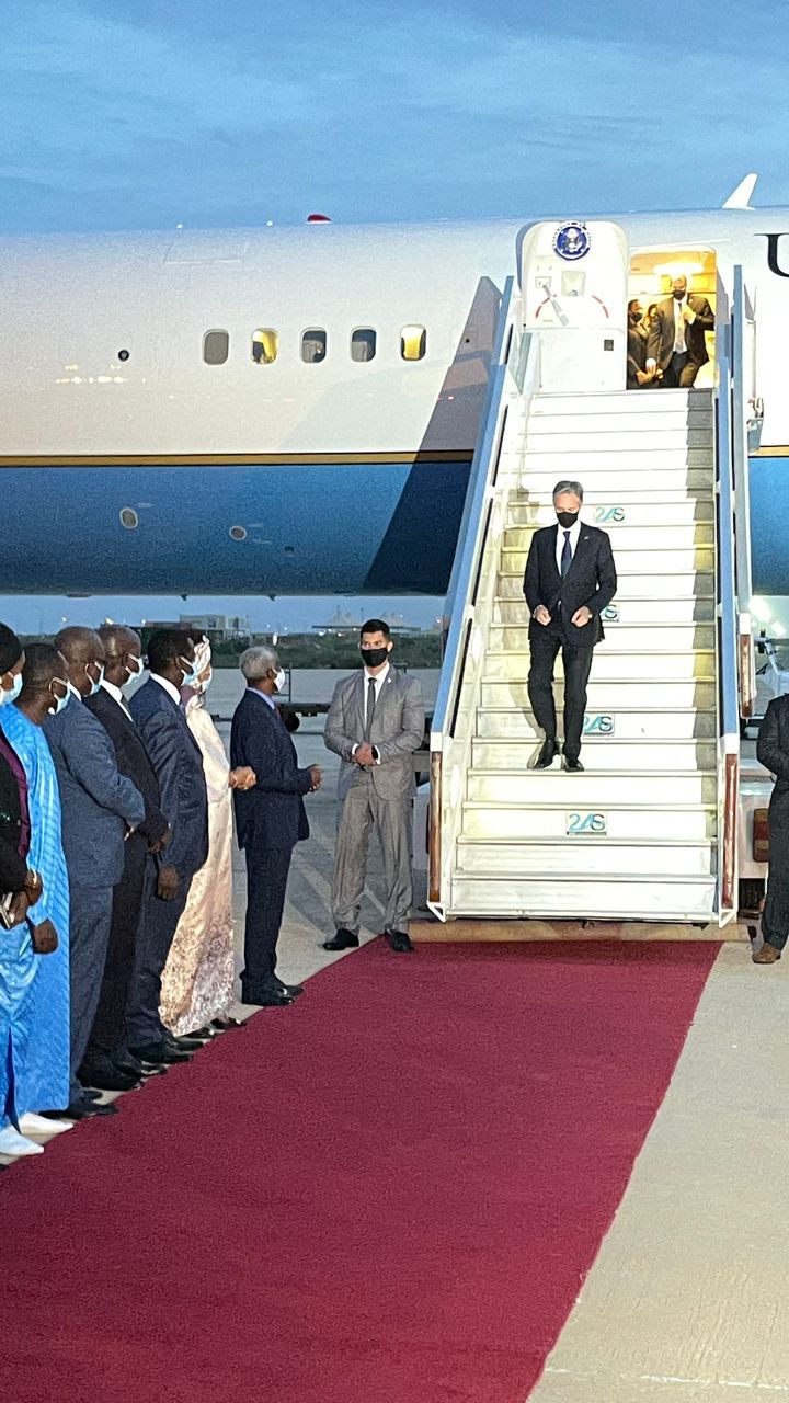 Les images de l’arrivée du Secrétaire d’Etat américain à l’AIBD: Antony Blinken a été accueilli par son homologue Aissata Tall Sall