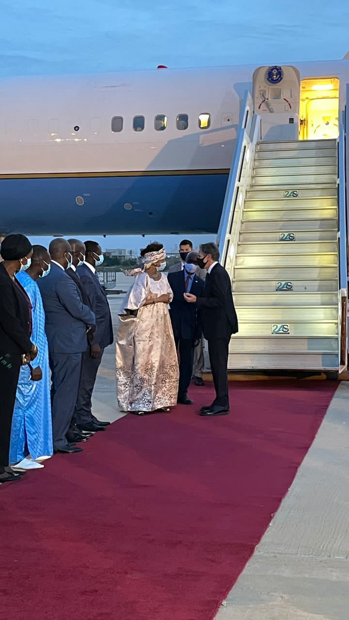 Les images de l’arrivée du Secrétaire d’Etat américain à l’AIBD: Antony Blinken a été accueilli par son homologue Aissata Tall Sall