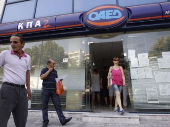 Une agence pour l'emploi à Athènes. En Grèce, le taux de chômage des jeunes est supérieur à 56%. REUTERS/John Kolesidis