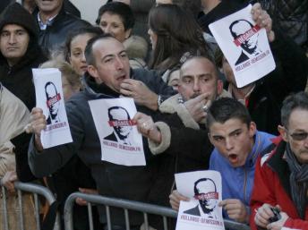 Le passage du chef de l'Etat à Oyonnax a été sifflé par des manifestants, lors des célébrations commémoratives du 11-Novembre. REUTERS/Robert Pratta