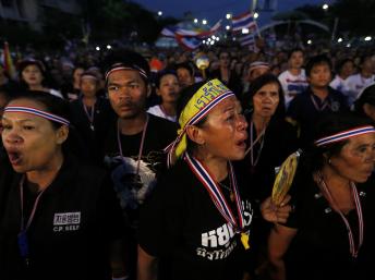 Des dizaines de milliers de manifestants se sont réunis lundi 11 novembre 2013 dans le centre de Bangkok pour protester contre la loi d'amnistie du gouvernement. REUTERS/DAMIR SAGOLJ