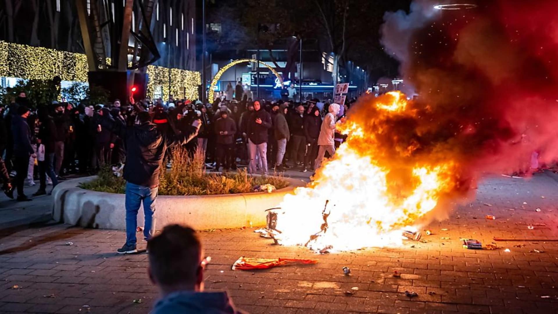 Covid-19: des blessés après des tirs de la police néerlandaise contre des manifestants à Rotterdam