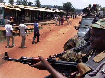 Des combattants de la Seleka en patrouille à Bangui, le 26 mars 2013. REUTERS/Alain Amontchi