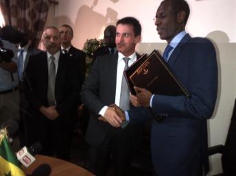 Le ministre français de l'Intérieur Manuel Valls avec son homologue sénégalais Abdoulaye Daouda Diallo après la signature d'un document en vue de développer une coopération pour lutter contre le terrorisme. Photo RFI / Carine Frenk