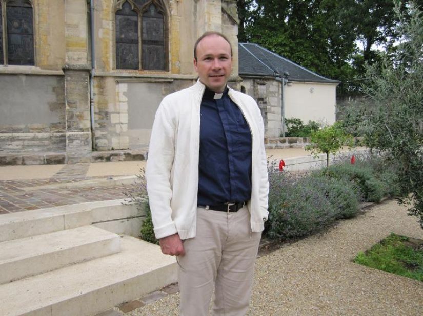 Le père Georges (au milieu) entouré d'enfants du village, l'an dernier à Nguetchéwé. Diocèse de Nanterre