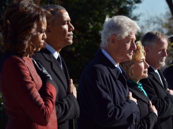 Barack Obama sur la tombe de JFK au cimetière d'Arlington en compagnie de son épouse Michelle (g) et des Clinton (d), le 20 novembre 2013. TOPSHOTS/AFP PHOTO/Mandel NGAN