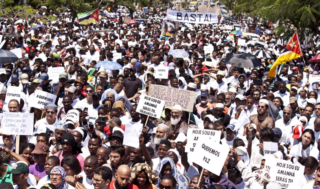 Opération de vote lors des élections municipales au Mozambique, le 20 novembre 2013. REUTERS/Grant Lee Neuenburg