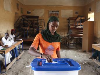 Dans un bureau de vote de Tombouctou, lors du premier tour de l'élection présidentielle au Mali, le 28 juillet dernier. Reuters/Joe Penney
