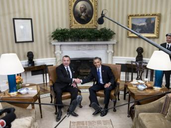 Le roi du Maroc Mohammed VI (g) reçu par le président américain Barack Obama dans le bureau ovale de la Maison Blanche, à Washington, le 22 novembre 2013. AFP PHOTO/Brendan SMIALOWSKI