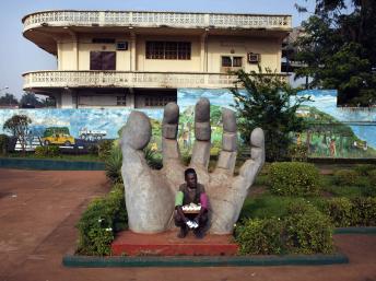 Un vendeur de cigarettes, dans une rue de Bangui, le 23 novembre 2013. REUTERS/Joe Penney