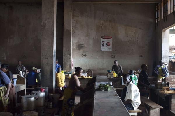 Dans un café à proximité du marché central de Bangui, le 23 novembre 2013. REUTERS/Joe Penney