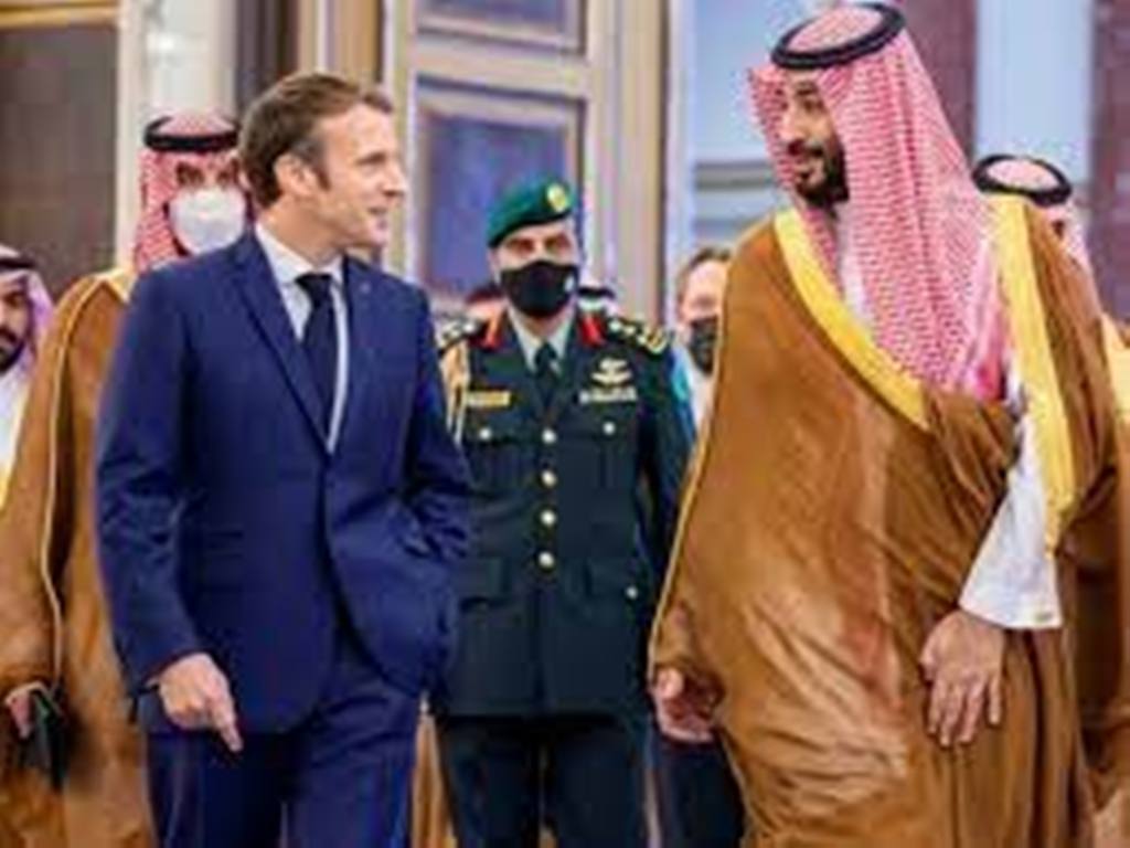 Dans le Golfe, Emmanuel Macron tente de résoudre le conflit entre Riyad et Beyrouth