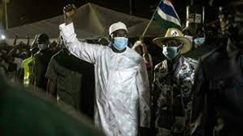 Gambie: Adama Barrow reste au pouvoir, mais face à la contestation de l'opposition