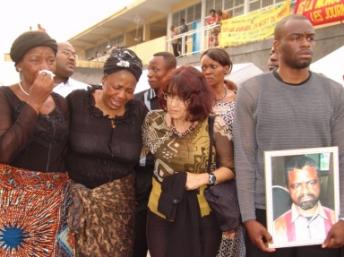 Des proches du journaliste Bapuwa Muamba, tué en juillet 2006. Il est l'un des dix journalistes tués en RDC en 15 ans recensés par l'ONG Journalistes en danger. DR / JED