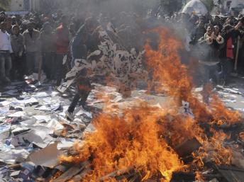 Tunisie : des manifestants brûlent des documents du parti Ennahda, à l'extérieur des locaux du parti, à Gafsa, le mercredi 6 février 2013 REUTERS/Stringer