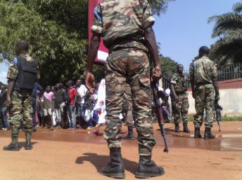 Des membres des forces de sécurité centrafricaines encadrent une manifestation en faveur de la paix à Bangui, le 22 novembre. REUTERS/Stringer