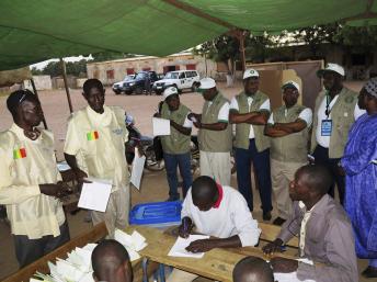 Une délégation d'observateurs lors du dépouillement dans un bureau de Bamako, le 24 novembre 2013. REUTERS/Adama Diarra