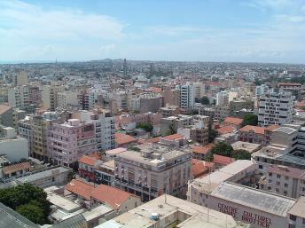 Vue du centre de Dakar. Photo: Initsogan; source: Wikipédia
