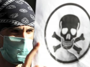 La destruction d'un arsenal de 800 tonnes d'agents chimiques et de 7,7 millions de litres de résidus inquiète beaucoup de monde. REUTERS/Arben Celi