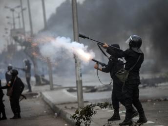 La police égyptienne disperse avec des gaz lacrymogènes des manifestants islamistes, Le Caire, le 29 novembre 2013. AFP PHOTO/MAHMOUD KHALED
