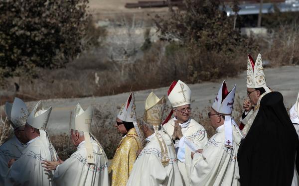 Des membres du clergé catholique, lors d'une messe donnée à Nazareth, en Israël, le 17 nopvembre prochain. REUTERS/Ammar Awad