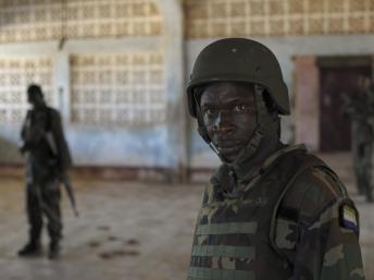 Un soldat sierra-leonais, membre des forces de l'Amisom, devant le siège de l'armée somalienne à Kismayo, le 21 septembre 2013. REUTERS/AU UN IST PHOTO/Tobin Jones/Handout via REUTERS
