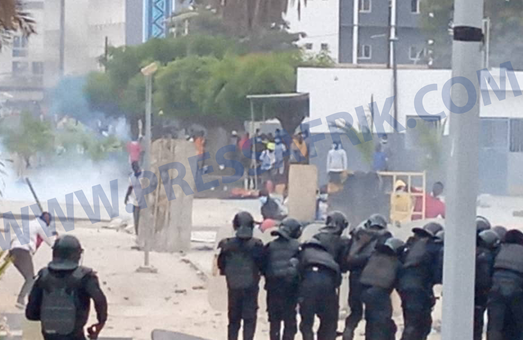 UCAD - Les franchises violées, les affrontements entre étudiants et policiers s’intensifient