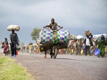 En RDC, la population fuit les zones contrôlées par les groupes rebelles. UNHCR / P. Taggart