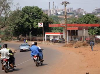 Dans une rue de Fria, avec au loin l'usine qui a fermé ses portes il y a 20 mois. AFP PHOTO/SEYLLOU