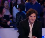 Matthieu Chedid : Une fan hystérique lui montre ses seins au Grand Journal !