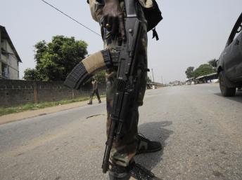 Un soldat ivoirien dans le quartier de Yopougon, décembre 2012. AFP PHOTO/ SIA KAMBOU