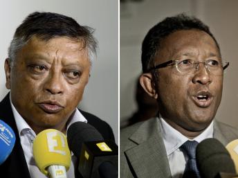 Les deux candidats à l'élection présidentielle malgache, Robinson Jean Louis (g) et Hery Rajaonarimampianina (d) à Antananarivo, le 26 octobre 2013. AFP/Stéphane de Sakutin/Rijasolo