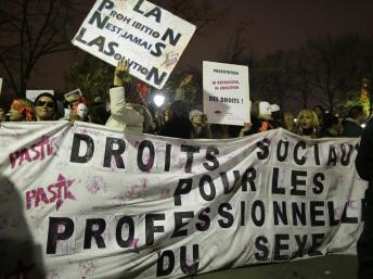 Les «travailleurs du sexe» ont manifesté mercredi 4 décembre 2013 à Paris, après le vote des députés validant la pénalisation des clients des prostitué(e)s. REUTERS/Jacky Naegelen