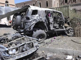 Des véhicules endommagés à proximité de l'attentat suicide au ministère yéménite de la Défense, le 5 décembre 2013. REUTERS/Yemen's Defence Ministry/Handout via Reuters