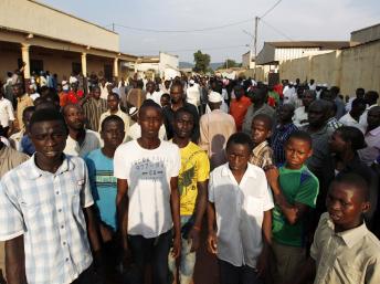 Bnagui, le 5 décembre. Des habitants du PK5, à majorité musulmane, se sont rassemblés à proximité d'une mosquée où les corps de personnes tuées REUTERS/Emmanuel Braun