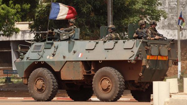 Des soldats français patrouillent dans les rues de Bangui, le jeudi 5 décembre. REUTERS/Emmanuel Braun