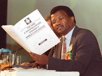 L'opposant Bantu Holomisa, ici en juin 1998, a été l'un des amis les plus proches de Neslon Mandela. AFP