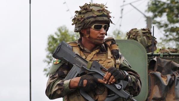Des soldats français patrouillent dans Bangui, le 4 décembre 2013. REUTERS/Emmanuel Braun