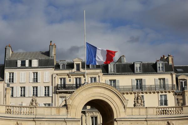 Le drapeau en berne sur l'Elysée après la mort de Nelson Mandela. Francediplomatie