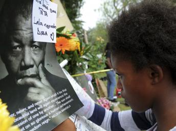 Une jeune femme plonge son regard dans celui de Nelson Mandela, à l'extérieur de sa maison de Hougton (Johannesburg), le 6 décembre 2013. REUTERS/Sibongile Ngalwa/GCIS/Handout via Reuters