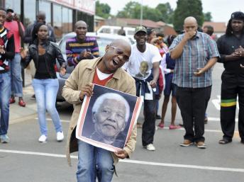 Les habitants de Soweto se sont rassemblés, ont chanté et dansé pour Mandela. REUTERS/Ihsaan Haffejee