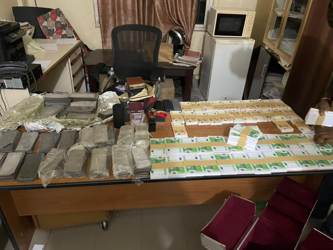 Liberté 6: plus d'1,5 milliard en billets noirs et 330 millions Fcfa en faux billets saisis par la police de Médina