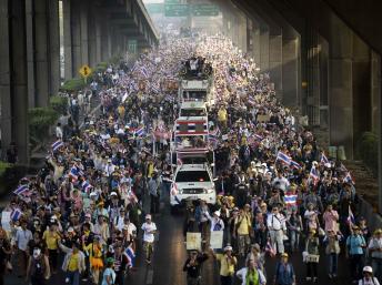 En Thaïlande ce lundi 9 décembre les opposants occupent de nouveau les rues de la capitale Bangkok. REUTERS/Dylan Martinez